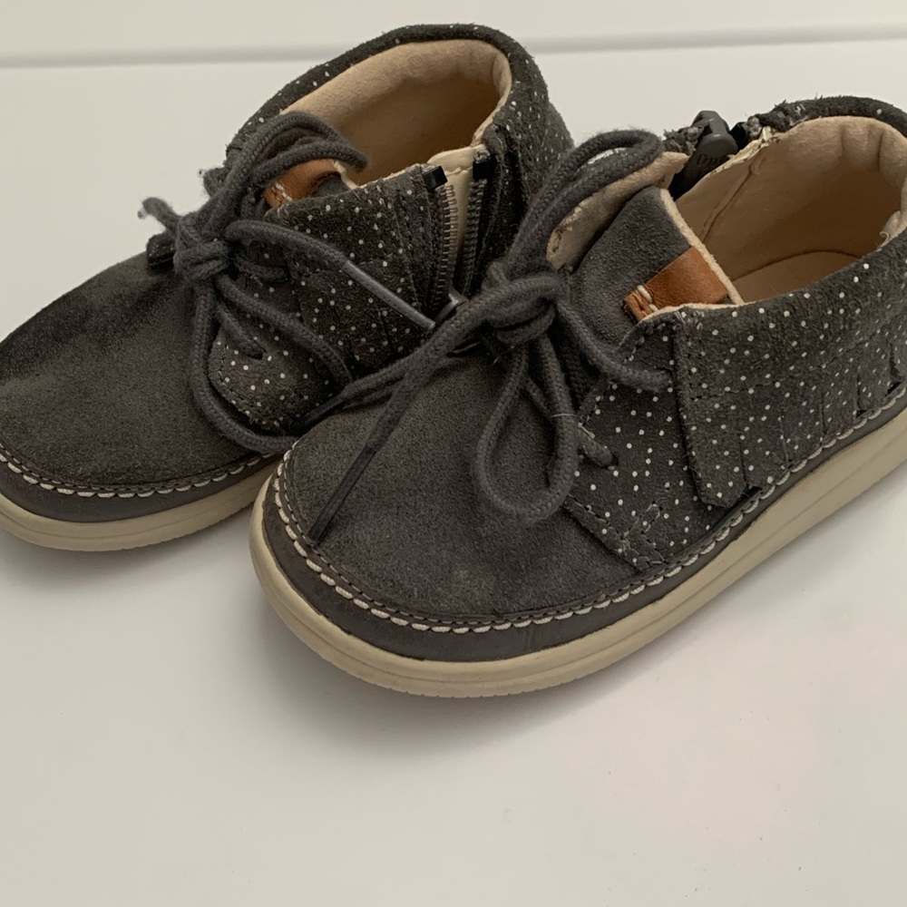 Clarks Aklark grey sneaker boot. EUC. Toddler size 5